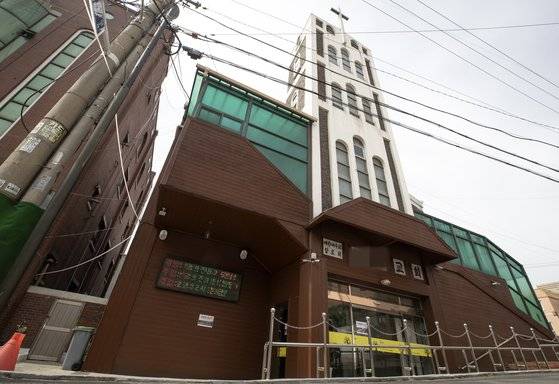 서울 이태원 클럽을 방문한 코로나19 확진자인 학원강사와 관련된 중고생 확진자들이 다닌 인천 미추홀구에 위치한 한 교회의 지난달 14일 모습. 하지만 이 교회는 방역 수칙을 모범적으로 준수해 추가 확진자가 발생하지 않았다. 연합뉴스