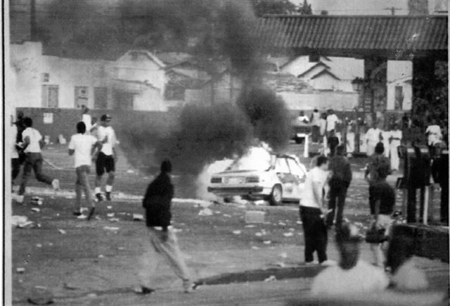 1992년 LA 흑인 폭동 당시 흥분한 흑인시위대가 로스앤젤레스 중남부 시가지에서 챠량에 방화하며 난동을 부리고 있다. 한국일보 자료사진