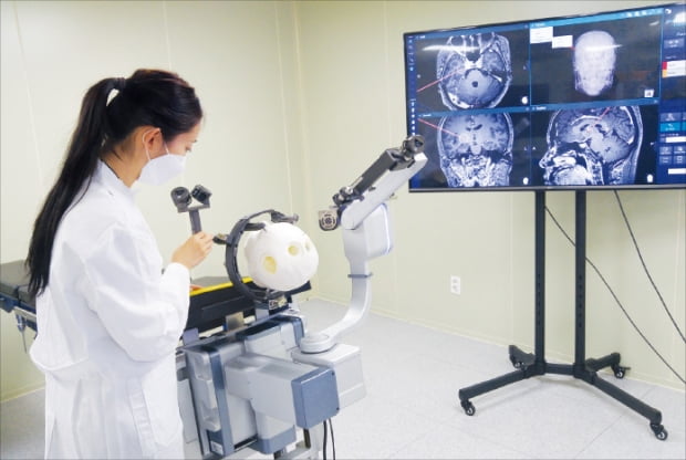 고영테크놀러지 연구원이 뇌수술용 로봇 카이메로의 정밀도를 테스트하고 있다. 고영테크놀러지 제공