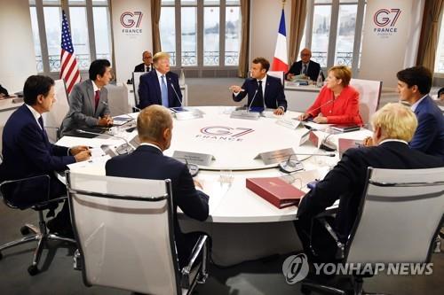 현지시간 2019년 8월 25일 프랑스 비아리츠에서 회의장에 모인 주요 7개국(G7) 정상들 [EPA=연합뉴스 자료사진]