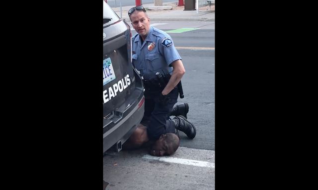 백인 경찰관이 흑인 청년 조지 플로이드의 목덜미를 무릎으로 찍어 누르고 있는 사진이 공개되면서 미국 전역에 인종 차별 반대 시위가 불 붙었다. 이 사건에 연루된 경찰 4명은 즉각 파면됐다. 미니애폴리스=AFP 연합뉴스