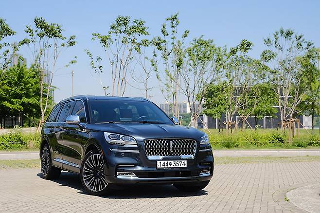 링컨 에비에이터와 함께 자유로 주행에 나섰다.