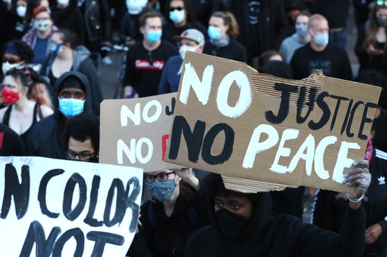 지난 5월 31일 미국 메사추세츠 주 보스턴에서 열린 항의 시위에서 '정의가 없으면 평화도 없다'는 구후가 적힌 배너가 등장했다. AFP=연합뉴스