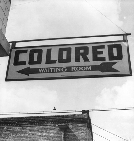 미국 조자아주의 그레이하운드 승차장에 있는 유색인종 전용 표시. 인종차별과 분리의 증거다. 사진=미국 의회 도서관