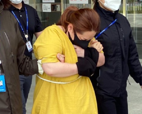 의붓아들을 여행용 가방에 가둬 의식불명 상태에 빠트린 혐의로 긴급체포 된 40대 여성이 3일 오후 영장실질심사를 받기 위해 대전지원 천안지원으로 향하고 있다. 뉴시스