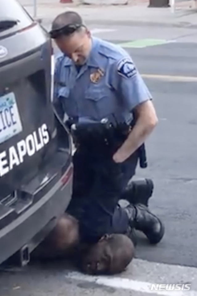 [AP/뉴시스]미국 미네소타주 미니애폴리스에서 5월 25일 백인 경찰 데릭 쇼빈이 수갑을 찬 흑인 조지 플로이드의 목을 9분 가까이 무릎으로 누르고 있는 모습. 2020.06.04.