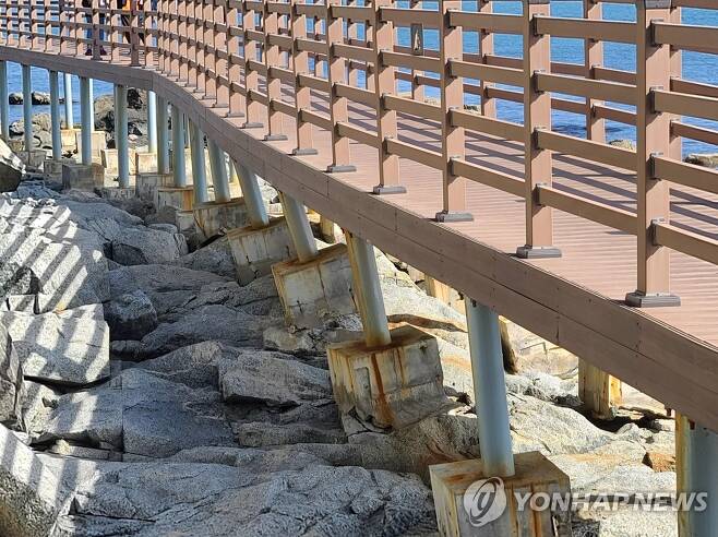 파도에 기둥 기울어진 바다향기로 구조물 (속초=연합뉴스) 이종건 기자 = 2020.6.4 momo@yna.co.kr