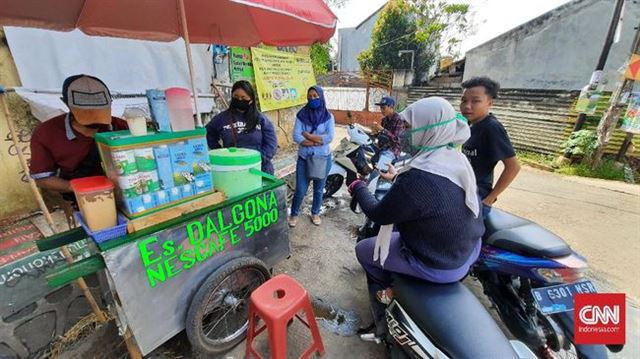 인도네시아 탕에랑의 노점상 로한씨가 달고나커피를 팔고 있다. 그는 "코로나19에도 불구하고 손님이 늘었다"고 했다. CNN인도네시아 캡처