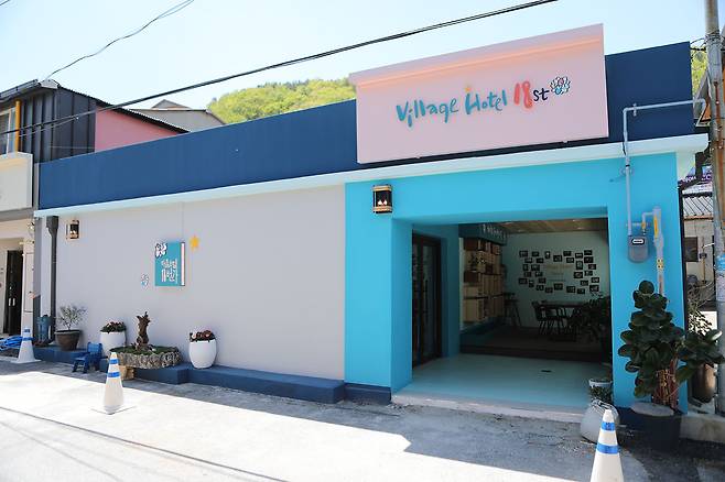 지난달 19일 강원 정선군 고한읍에 문을 연 마을호텔 18번가의 외관. 마을호텔 18번가 협동조합 제공