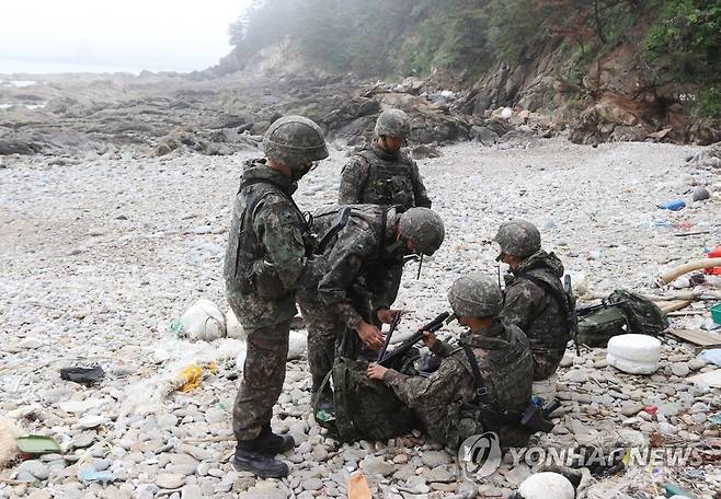 보트 발견된 태안 해변서 철수하는 군인들 (태안=연합뉴스) 이은파 기자 = 25일 충남 태안군 소원면 의항리 해변에서 경계 근무를 하던 군인들이 철수 준비를 하고 있다. 이들은 지난 23일 이곳에서 중국인들이 몰래 타고 온 것으로 추정되는 소형 보트가 발견되자 경계 근무를 해왔다. 해경은 이날 오전 10시께 해당 보트를 신진항 태안해경 전용부두로 이송했다. 2020.5.25 sw21@yna.co.kr