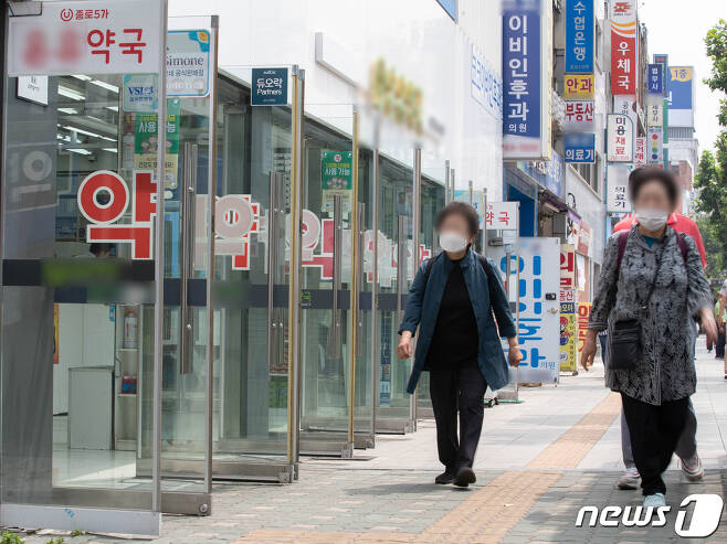 5일 오전 서울 종로 약국거리를 찾은 시민들이 발걸음을 옮기고 있다. 2020.6.5/뉴스1 © News1 이재명 기자