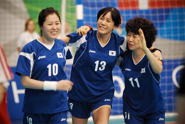 영화 '우리 생애 최고의 순간'은 비인기종목 핸드볼 선수들의 이야기를 통해 주변부 인생의 투혼을 그려낸다. 명필름 제공