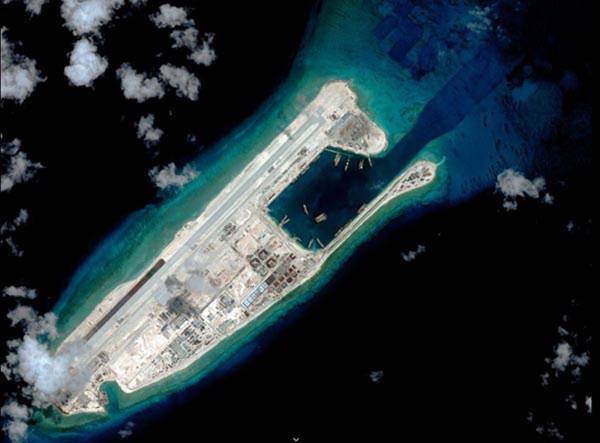 중국은 스프래틀리 군도 일대 환초들을 인공섬으로 만들었다.