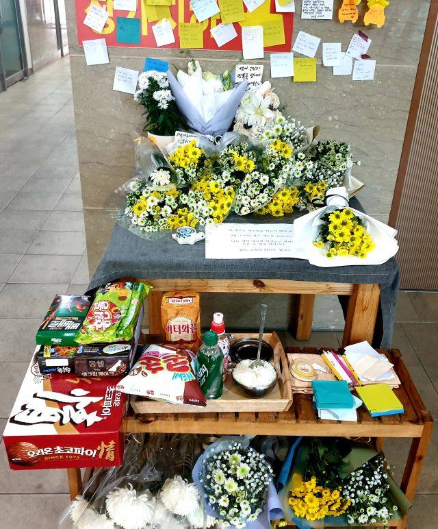 여행용 가방에 7시간 감금됐다가 숨진 아이가 살던 아파트 상가에 만들어진 추모공간. 이 추모공간은 한 상인이 만들었다. 연합뉴스