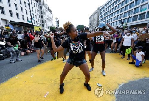 워싱턴DC 거리에서 춤을 추는 시위대 [로이터=연합뉴스]