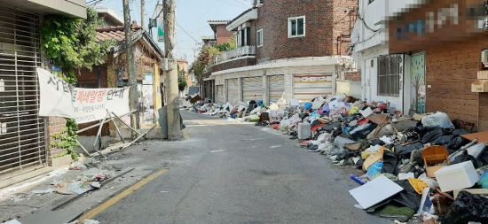 재개발 지역으로 지정된 서울 성북구 장위동 10구역. 해당 지역 길 곳곳에는 주민 이전 과정에서 버려진 쓰레기와 폐기물들이 가득했다. 사진=한승곤 기자 hsg@asiae.co.kr