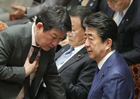 지난 2월 일본 중의원 예산위원회에서 아베 신조 총리(오른쪽)와 모테기 도시미쓰 외상(왼쪽)이 대화를 나누고 있다. 일본 정부내에선 트럼프 대통령의 G7 확대 구상에 대해