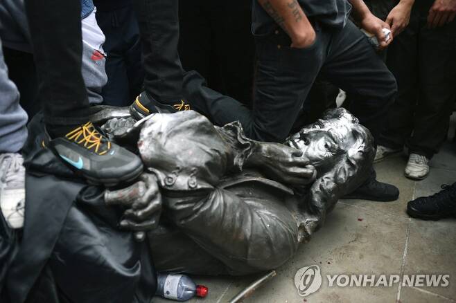 7일 영국 브리스틀에서 시위대에 끌어내려진 에드워드 콜스턴의 동상이 짓밟히는 모습. [AP=연합뉴스]