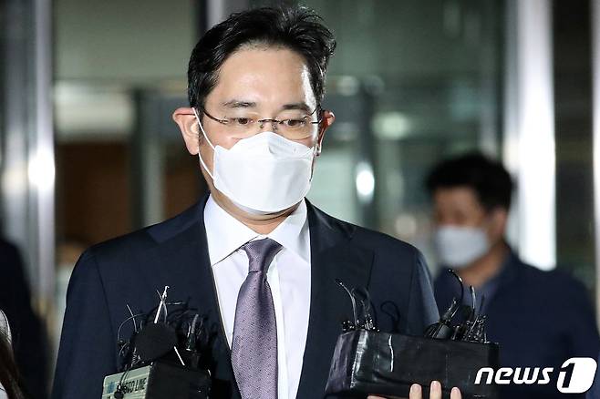 불법 경영승계 의혹을 받는 이재용 삼성전자 부회장이 8일 오후 서울 서초구 서울중앙지방법원에서 열린 영장실질심사(구속 전 피의자 심문)를 마치고 청사를 나서고 있다. 2020.6.8/뉴스1 © News1 이승배 기자