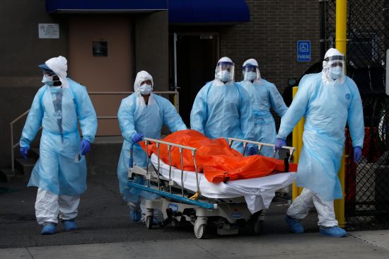 지난 4월 2일(현지시간) 미국 뉴욕 브루클린의 한 병원에서 의료진이 신종 코로나바이러스 감염증(코로나19)으로 사망한 사람의 시신을 옮기고 있다. 로이터연합뉴스
