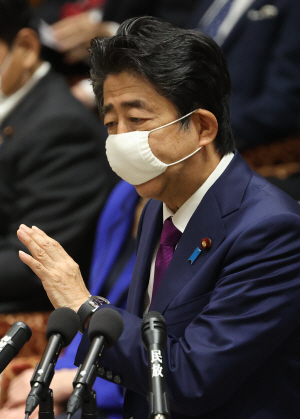마스크를 쓴 아베 신조 일본 총리가 지난 10일 일본 중의원에서 열린 코로나19 관련 예산 심의에 참석해 설명하고 있다. /AFP연합뉴스