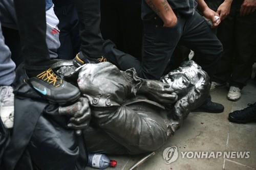7일(현지시간) 영국 브리스틀에서 시위대에 끌어내려진 에드워드 콜스턴의 동상이 짓밟히는 모습. [AP=연합뉴스]