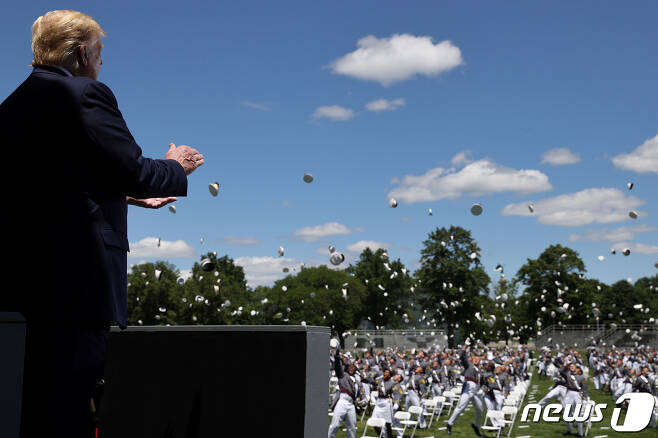13일(현지시간) 도널드 트럼프 대통령이 웨스트 포인트를 방문, 졸업식에 참석한 생도들이 모자를 던지며 기뻐하자 박수를 치고 있다. © 로이터=뉴스1 © News1 박형기 기자