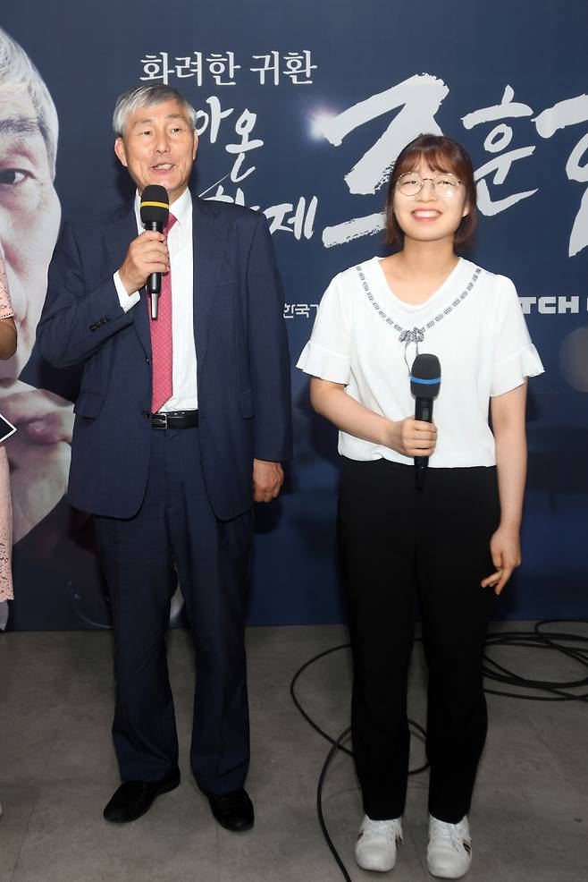 ◇조훈현 9단(왼쪽)이 최정 9단과 복귀전을 치른 뒤 소감을 밝히고 있다. 사진제공=한국기원