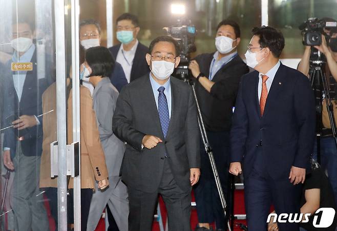 주호영 미래통합당 원내대표가 15일 오전 원내대표 회동을 하기 위해 서울 여의도 국회 국회의장로 향하고 있다. 2020.6.15/뉴스1 © News1 신웅수 기자