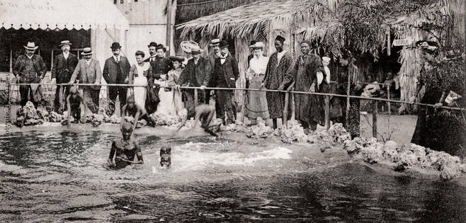 1905년 엽서에 사용된 사진. 세네갈 마을을 재현한 연못.