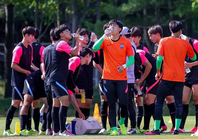 U-19 축구대표팀 선수들이 15일 경기도 파주NFC에서 훈련 도중 물을 마시고 있다. 2020.06.15 / 파주 | 이석우 기자
