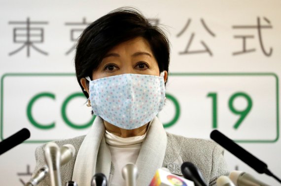 고이케 유리코 도쿄도지사가 지난 4월 도쿄도청에서 기자회견을 열어 도쿄의 코로나19 감염 폭발을 경고하고 있다. 로이터 뉴스1