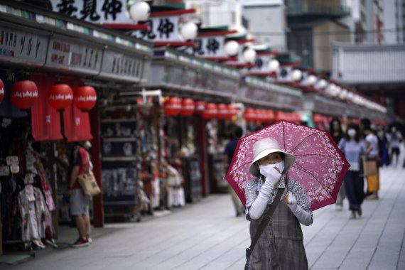 지난 12일 일본 도쿄의 대표적 관광지인 아사쿠사 거리가 비교적 한산하다. AP뉴시스