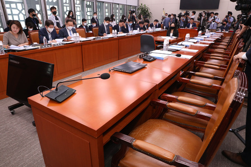 16일 오후 서울 여의도 국회에서 열린 외교통일위원회 전체회의에 미래통합당 의원들이 불참해 빈자리가 보이고 있다. 뉴스1