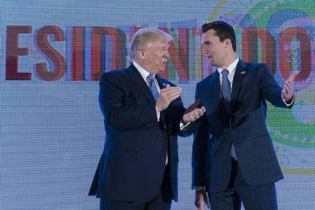 도널드 트럼프(왼쪽) 미국 대통령이 지난해 7월 워싱턴DC에서 열린 터닝포인트USA의 행사에 참석해 창립자인 찰리 커크에게 박수를 보내고 있다. /블룸버그 자료사진