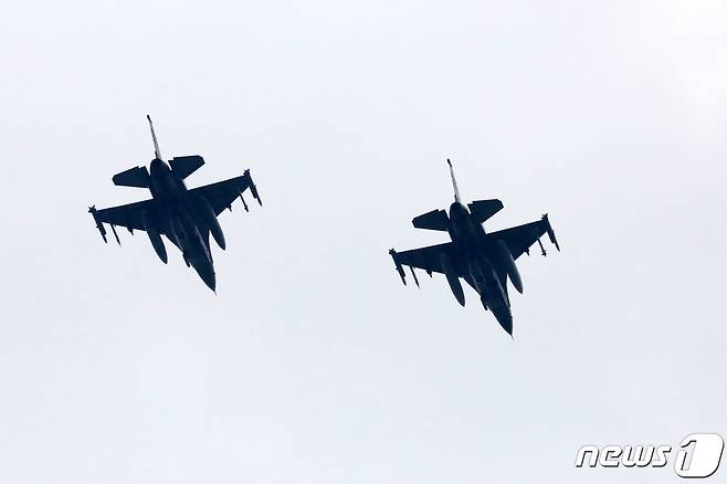 18일 오후 경기도 평택시 오산공군기지 인근에서 미군 F-16 전투기가 비행하고 있다. 2020.6.18/뉴스1 © News1 조태형 기자
