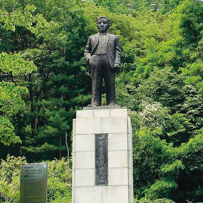 이준 열사 동상