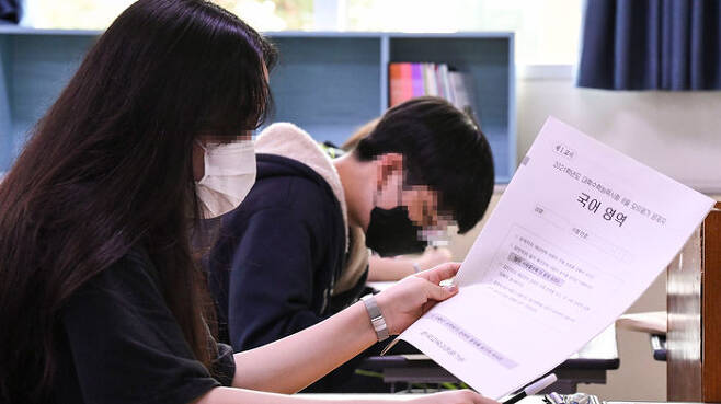 6월 수능 모의평가 국어 영역 준비 중인 서울 상암고등학교 학생들