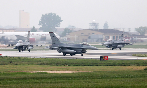 18일 오전 경기도 평택시 오산공군기지에서 F-16 전투기가 이륙을 준비하고 있다. 뉴스1