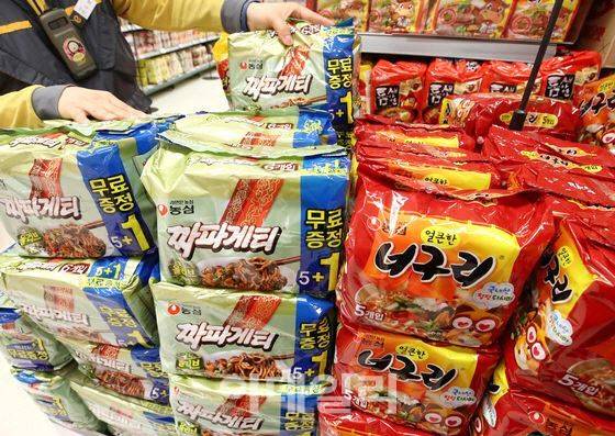 서울 시내 한 대형마트에 진열된 묶음판매 라면(사진=연합뉴스)
