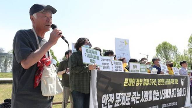 지난 5월 7일 안전 사회 위한 정책 과제 제안 기자회견 중인 소설가 김훈 (사진=연합뉴스)