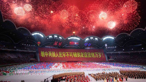 북한이 지난해 6월 20일 밤 평양의 5.1 경기장에서 시진핑 중국 국가주석의 방북을 환영하는 대형 집단체조 공연을 펼치고 있다. 공연에서는 '북중 우의의 불패성'을 강조했다. [중국 신화망]