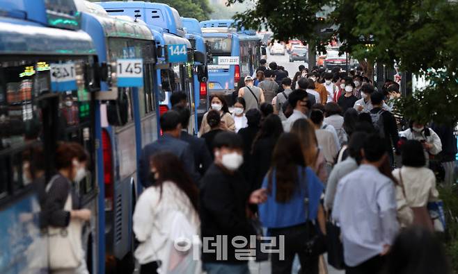 서울 강남역 인근 버스정류장에서 시민들이 퇴근길 버스를 승하차 하고 있다. (사진= 뉴시스)