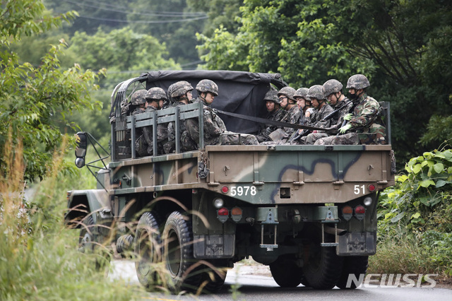 [파주=AP/뉴시스]지난 19일 파주 지역에서 군인들이 군용트럭을 타고 이동하고 있다. 2020.06.22.