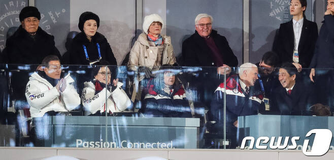 아베 신조 일본 총리(오른쪽 아래)와 마이크 펜스 미국 부통령이 9일 강원도 평창올림픽스타디움에서 열린 2018 평창동계올림픽 개막식에서 밝은 표정으로 대화하고 있다. 2018.2.9/뉴스1 © News1 유승관 기자