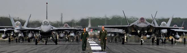 일본 3항공단 사령관·미국 35전투비행단 사령관이 선두에 선 미·일 코끼리걸음 훈련