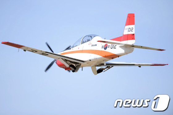 KT-1이 이륙하고 있다.2015.10.4/뉴스1 © News1 이종현 기자