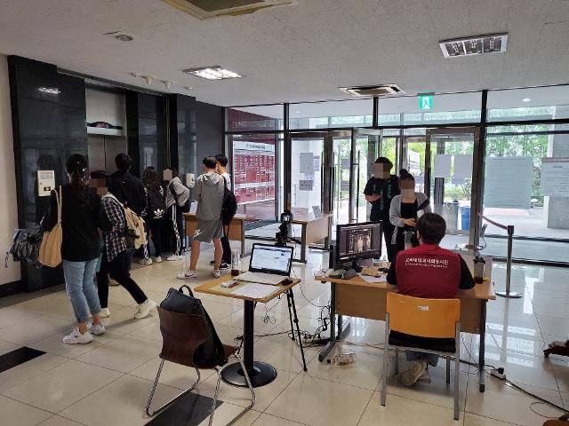 24일 고려대 세종캠퍼스 공공정책관 출입구 앞에서 학생들을 대상으로 현장 문진이 진행되고 있다. 이주현 인턴기자