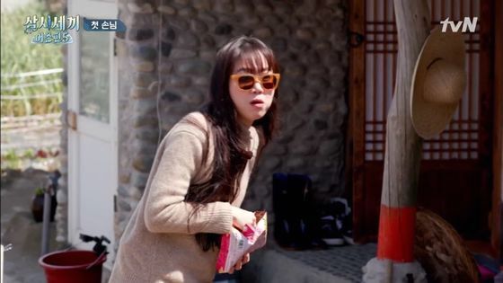 tvN 예능 '삼시세끼 어촌편5'에 출연한 공효진도 맑은 렌즈의 틴트 선글라스를 썼다. 사진 삼시세끼 어촌편5 영상 캡처