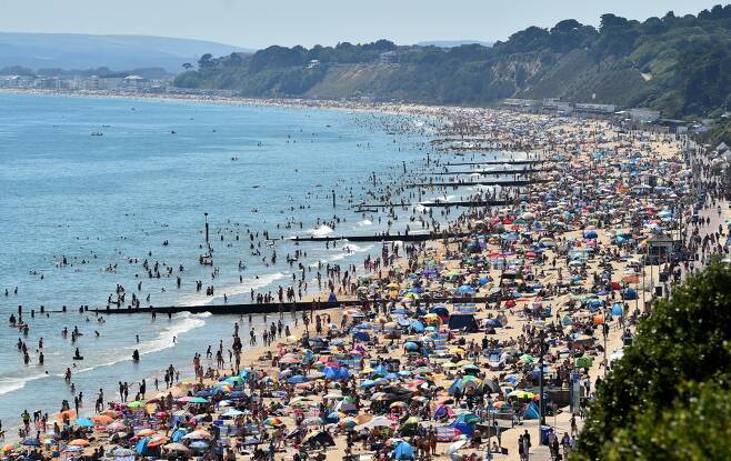 영국 남부 본머스 해변에서 수만명의 사람들이 몰려 일광욕을 하고 있다./사진=AFP